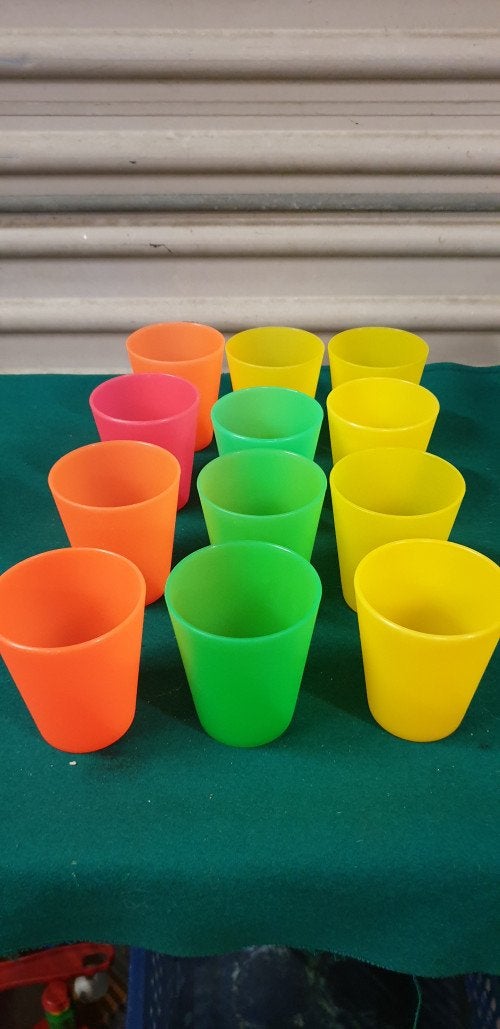 drinkbekers gekleurd kunststof, 12 x, Ophalen of Verzenden, 'T Olde Gre-j, Info@toldegrej.nl, Endepoelstraat 20f Didam