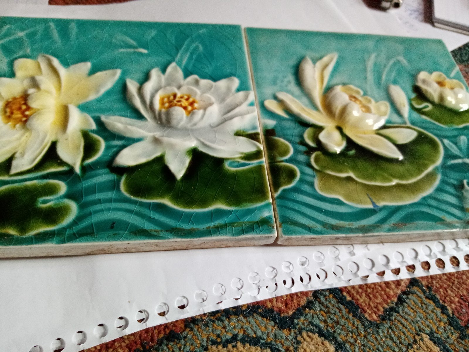 2 Jugendstil reliëftegels uit 1900 met bloemen en vissen, Antiek en Kunst, Ophalen of Verzenden