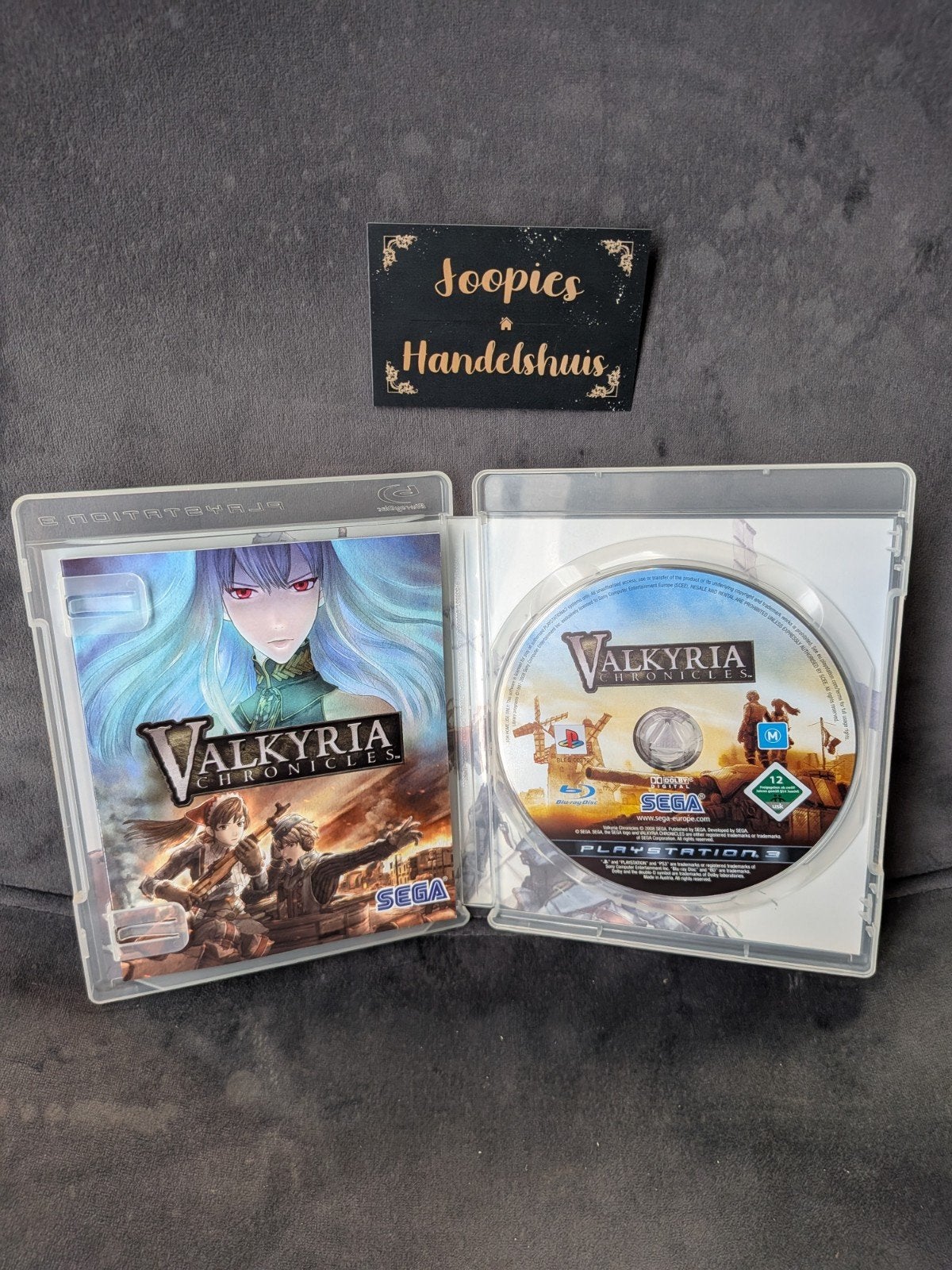 Valkyria Chronicles – PS3 – Compleet met Handleiding – PAL, SEGA Europe Ltd., 27 Great West Road, Brentford, Middlesex, TW8 9BW, UK