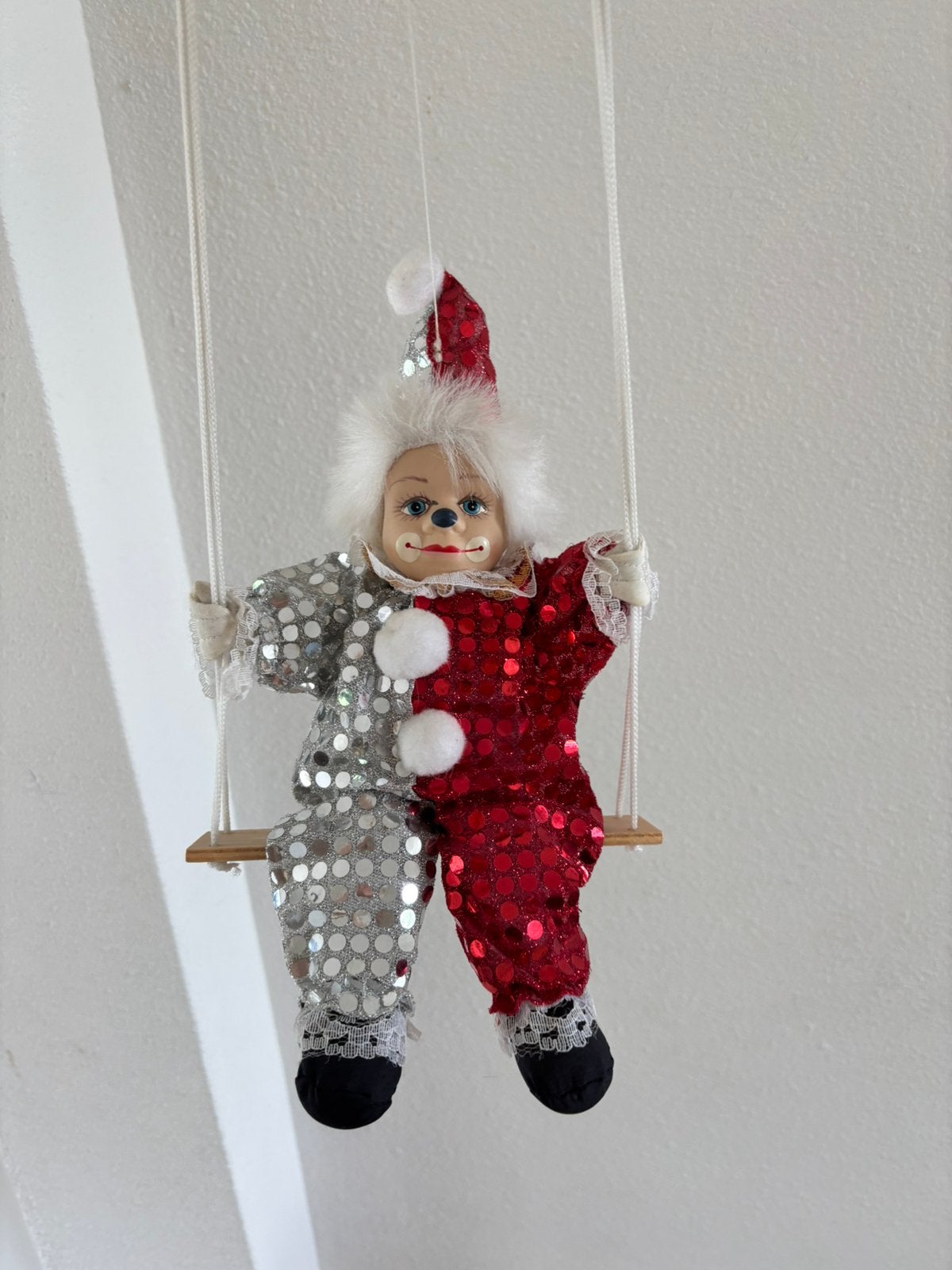 Clown op schommel porselein NIEUW, Ophalen of Verzenden, Nieuw, Pop