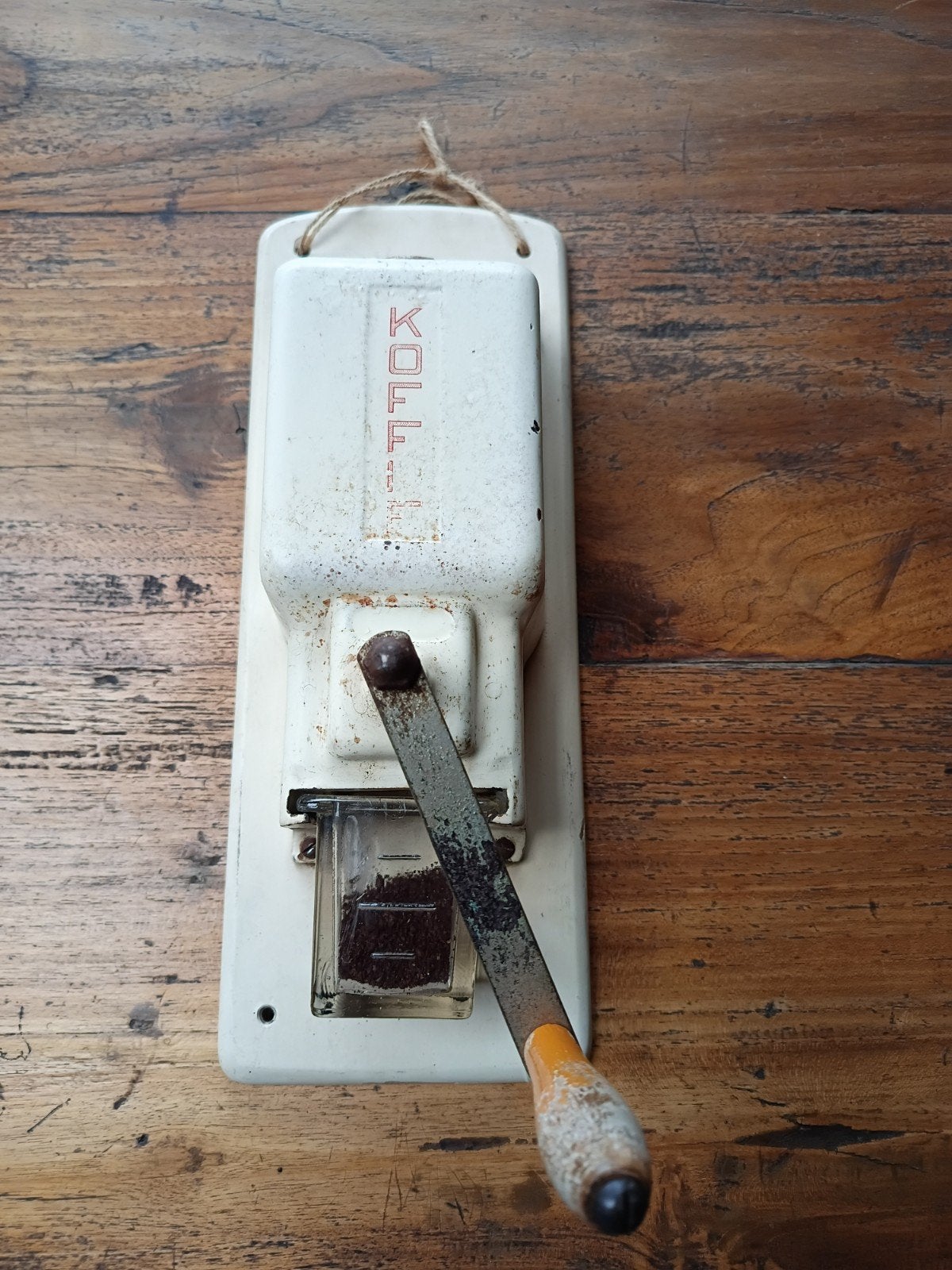 uit oma's keuken nostalgische oude gietijzeren koffiemolen, Ophalen