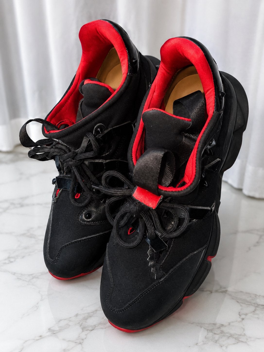 Christian Louboutin Sneakers - Zwart/Rood - Klein beetje bes, Kleding | Dames, Schoenen, Ophalen of Verzenden, Gedragen, Zwart