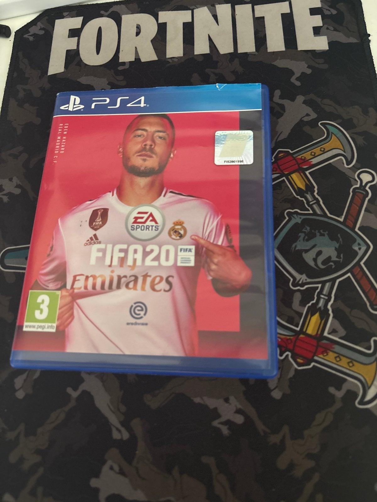 FIFA 20 PS4 + gratis FIFA 19, Eén computer, Ophalen of Verzenden, Zo goed als nieuw, Sport