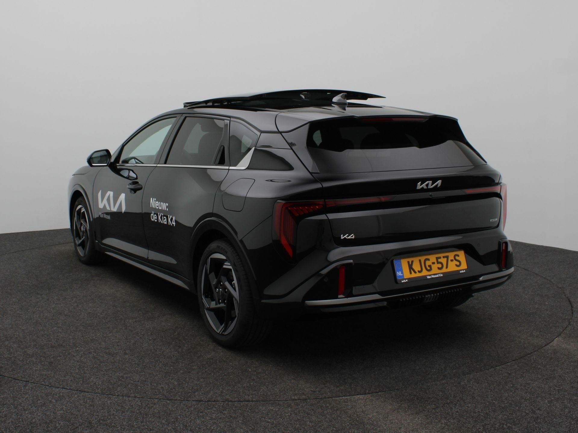 Kia K4 1.0 T-GDi MHEV GT-Line Launch Edition (pano) | Nieuw, Auto's, Kia, 12 maanden, 710 kg, Zwart, Bedrijf
