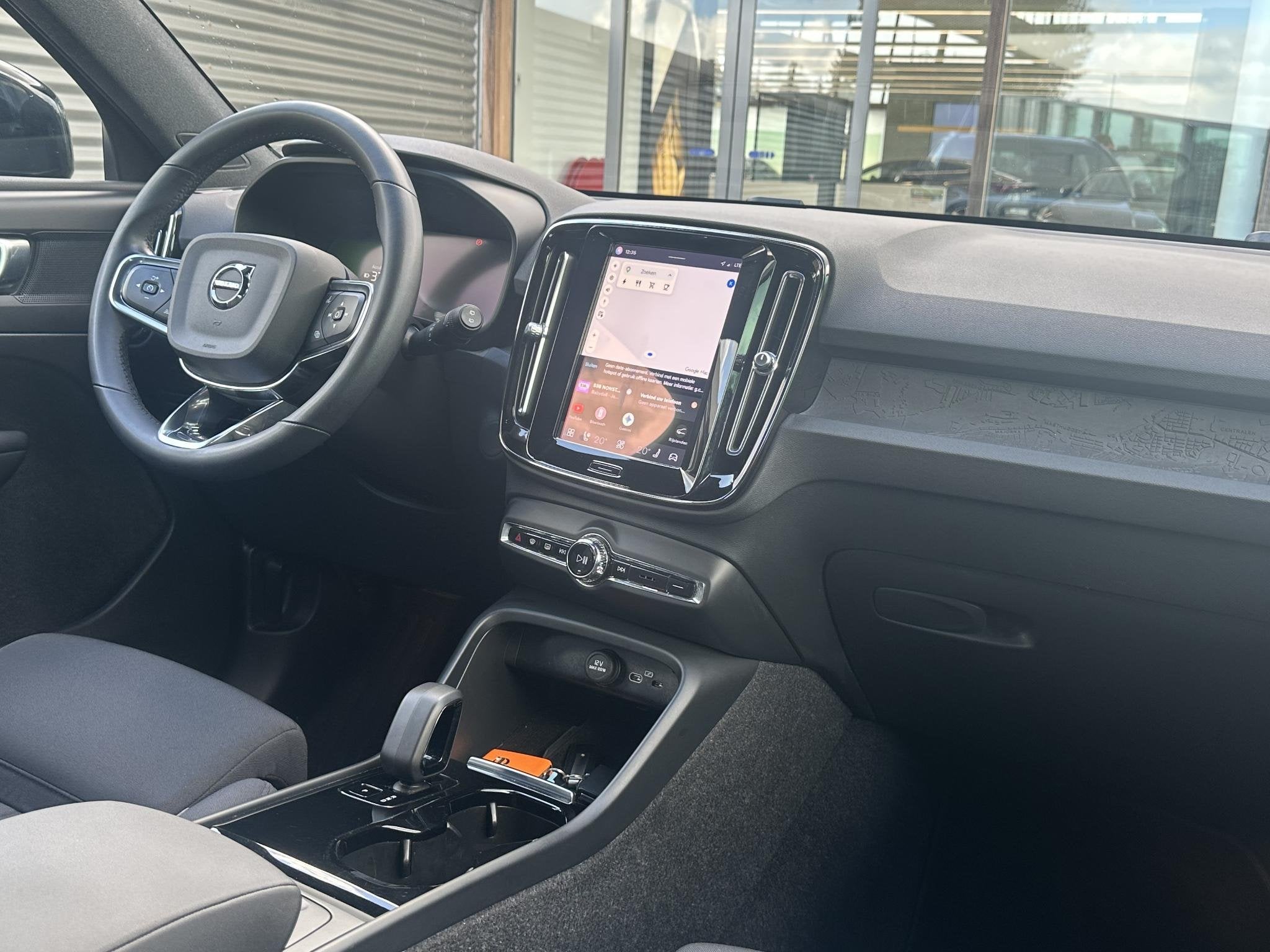 Volvo XC40 Recharge Core / Verwarmde voorstoelen / Verwarmd, Auto's, Stof, Gebruikt, Volvo Selected Used Cars, Zwart