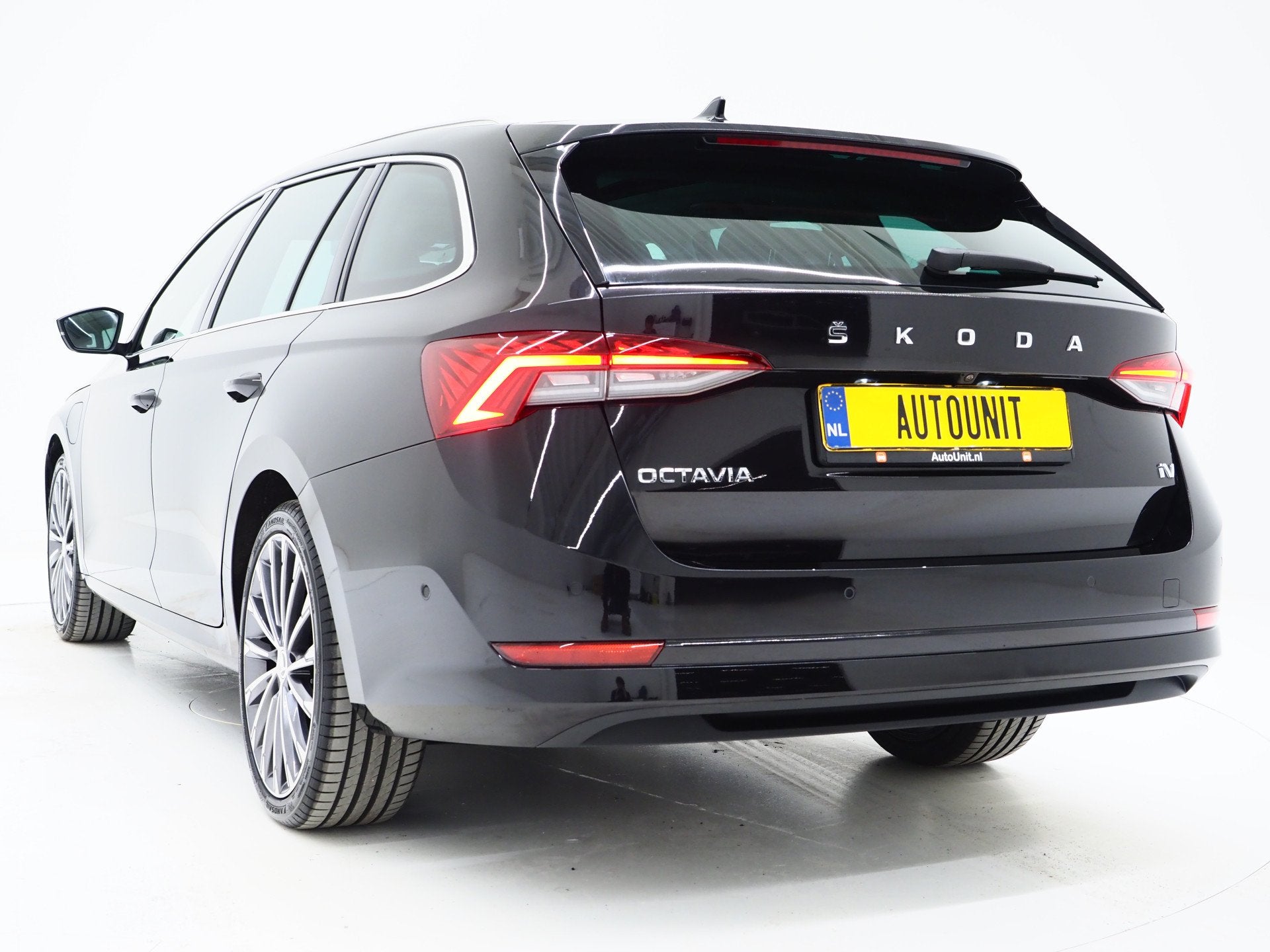 Skoda Octavia Combi 1.4 TSI iV PHEV Style | Panoramadak | Le, Gebruikt, Zwart, Zwart, 91 km/l