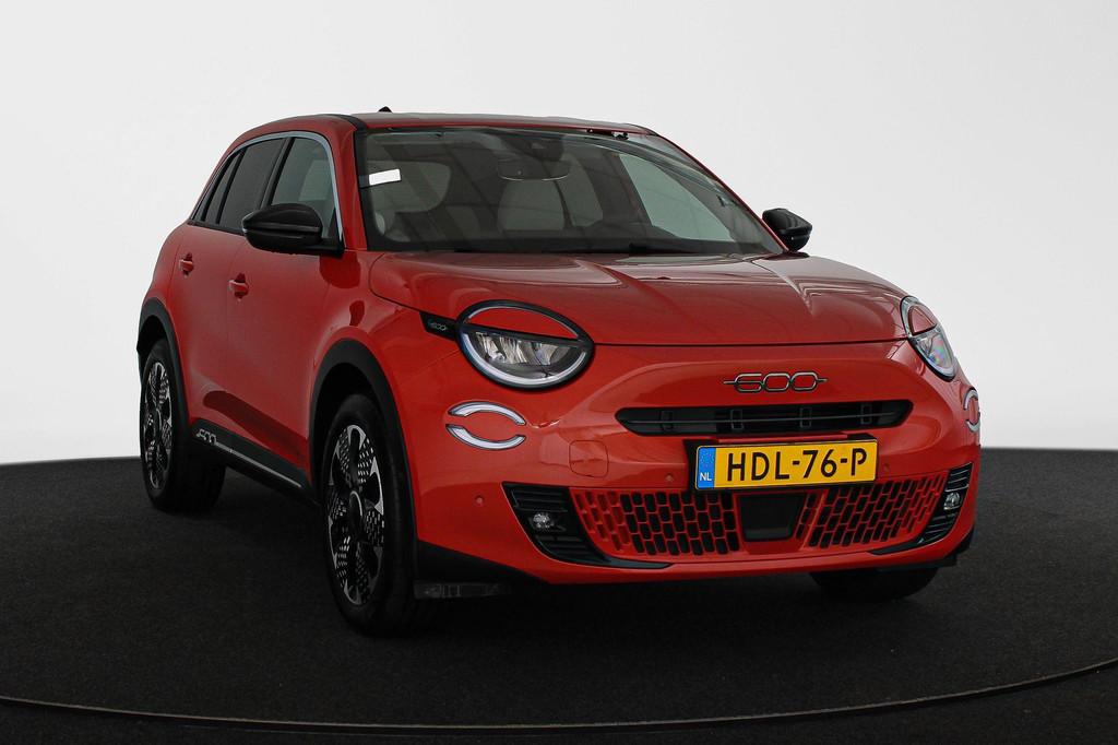 Fiat 600e La Prima 54 kWh Pt. Lease va €499,- Leder Achter, Auto's, Fiat, Gebruikt, Origineel Nederlands, SUV of Terreinwagen