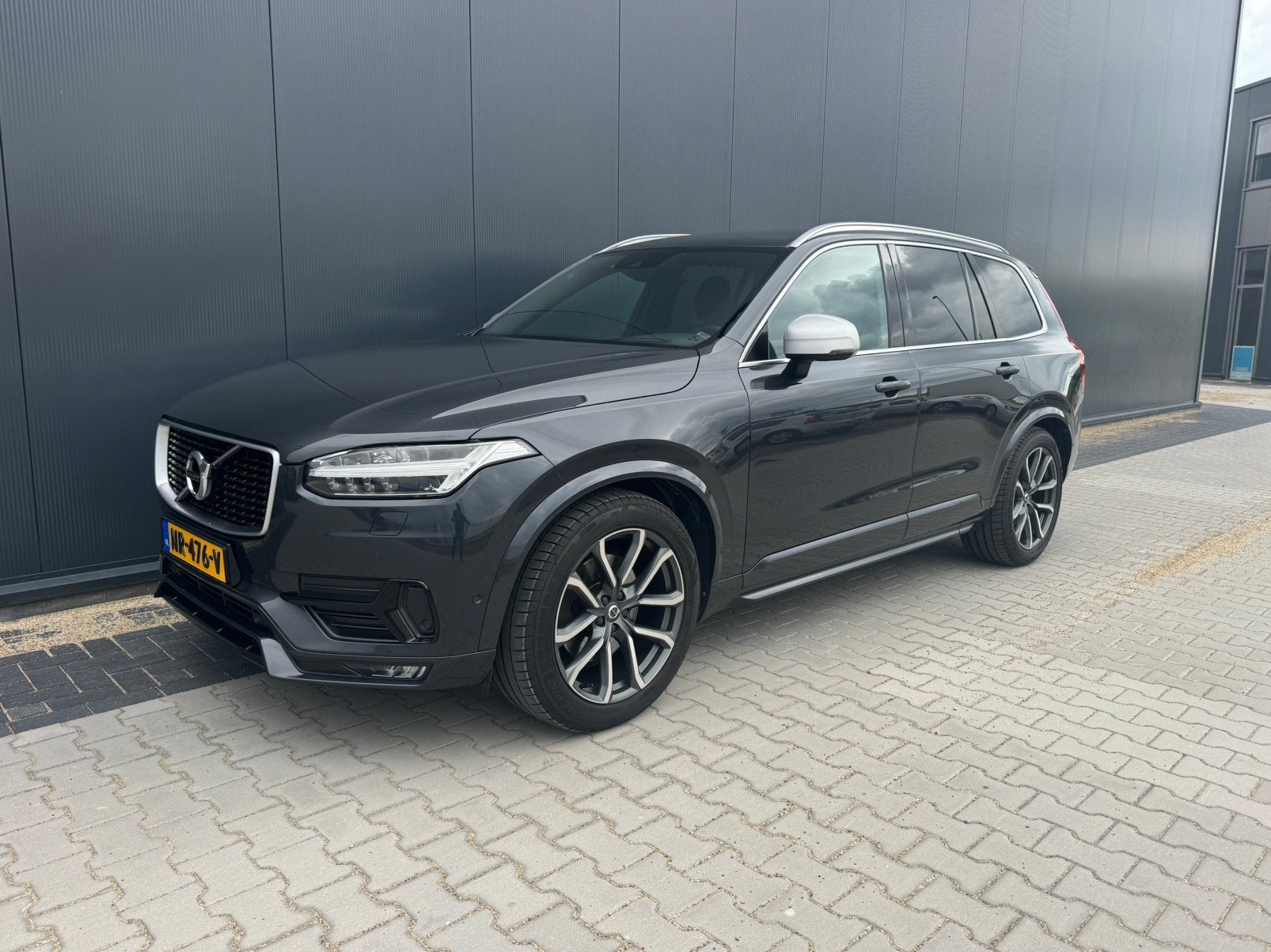 Volvo XC90 D5 R-Design, zeer mooi! Nieuwe APK + banden, 4 cilinders, 1969 cc, Diesel, Vierwielaandrijving