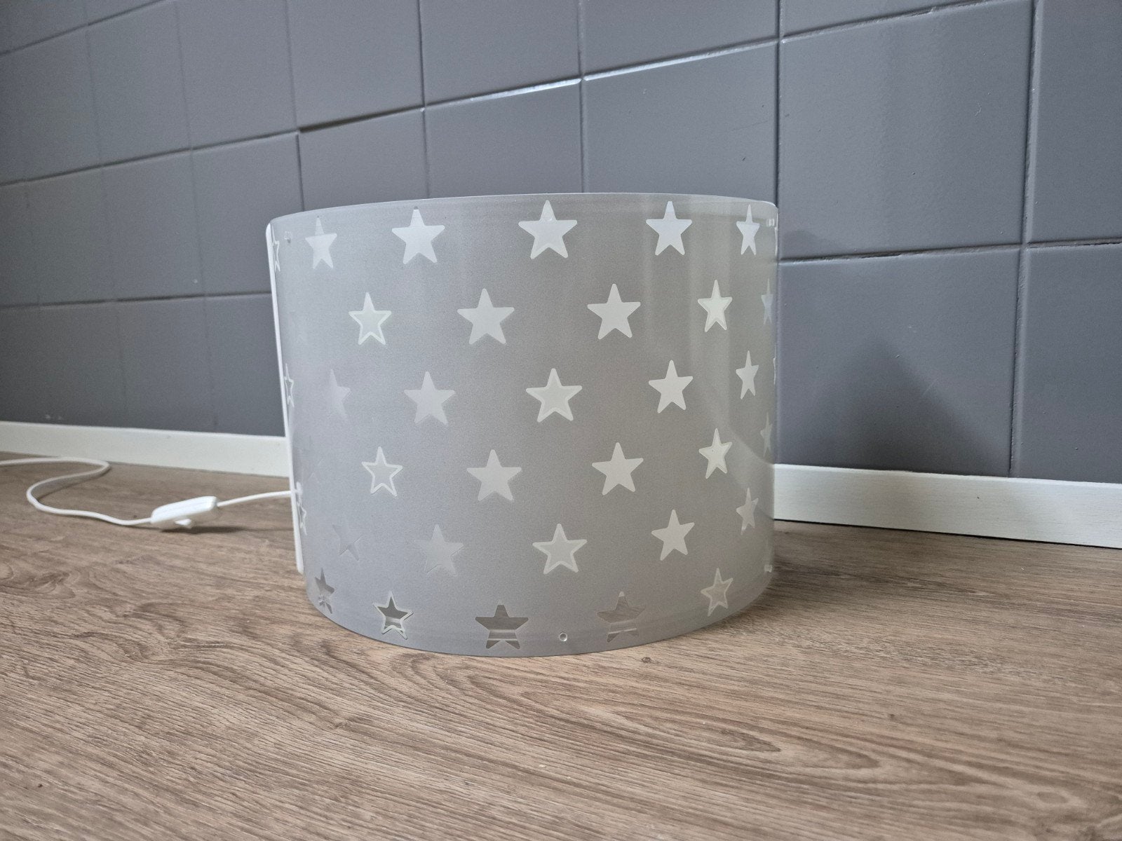 Wandlampje kinderkamer grijs met sterren, Huis en Inrichting, Gebruikt, Rond, 30 cm, Wandlamp