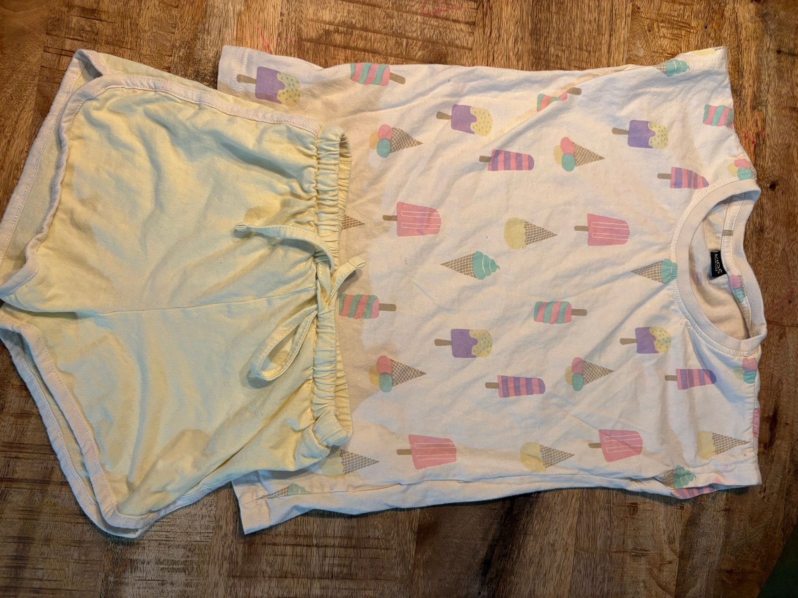 Zomerse Pyjama Set: IJsco T-shirt & Gele Short, Ophalen, Gedragen