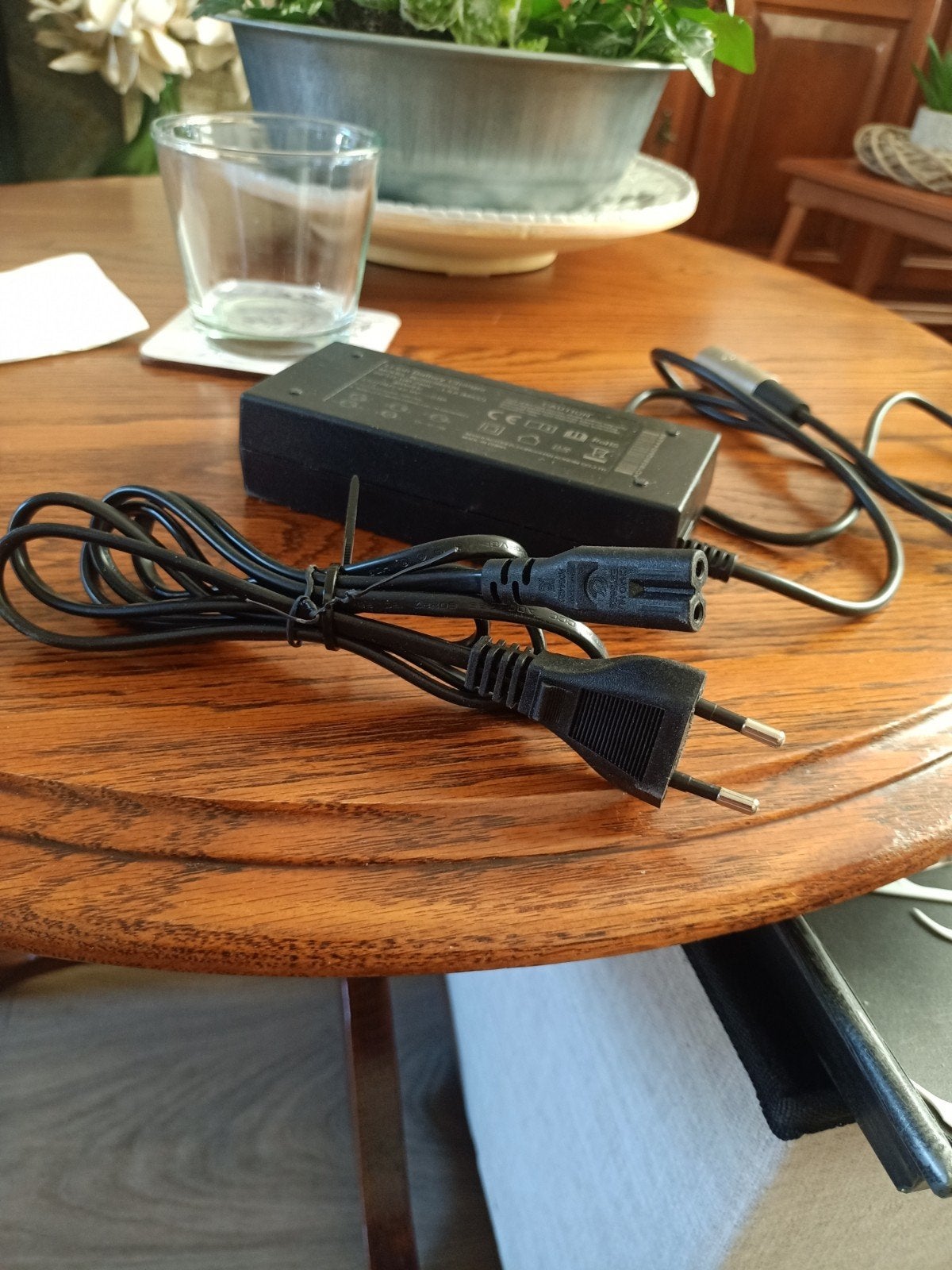 Acculader voor elektrische fiets - 36V (output 42v42V 2A), Ophalen of Verzenden, Zo goed als nieuw