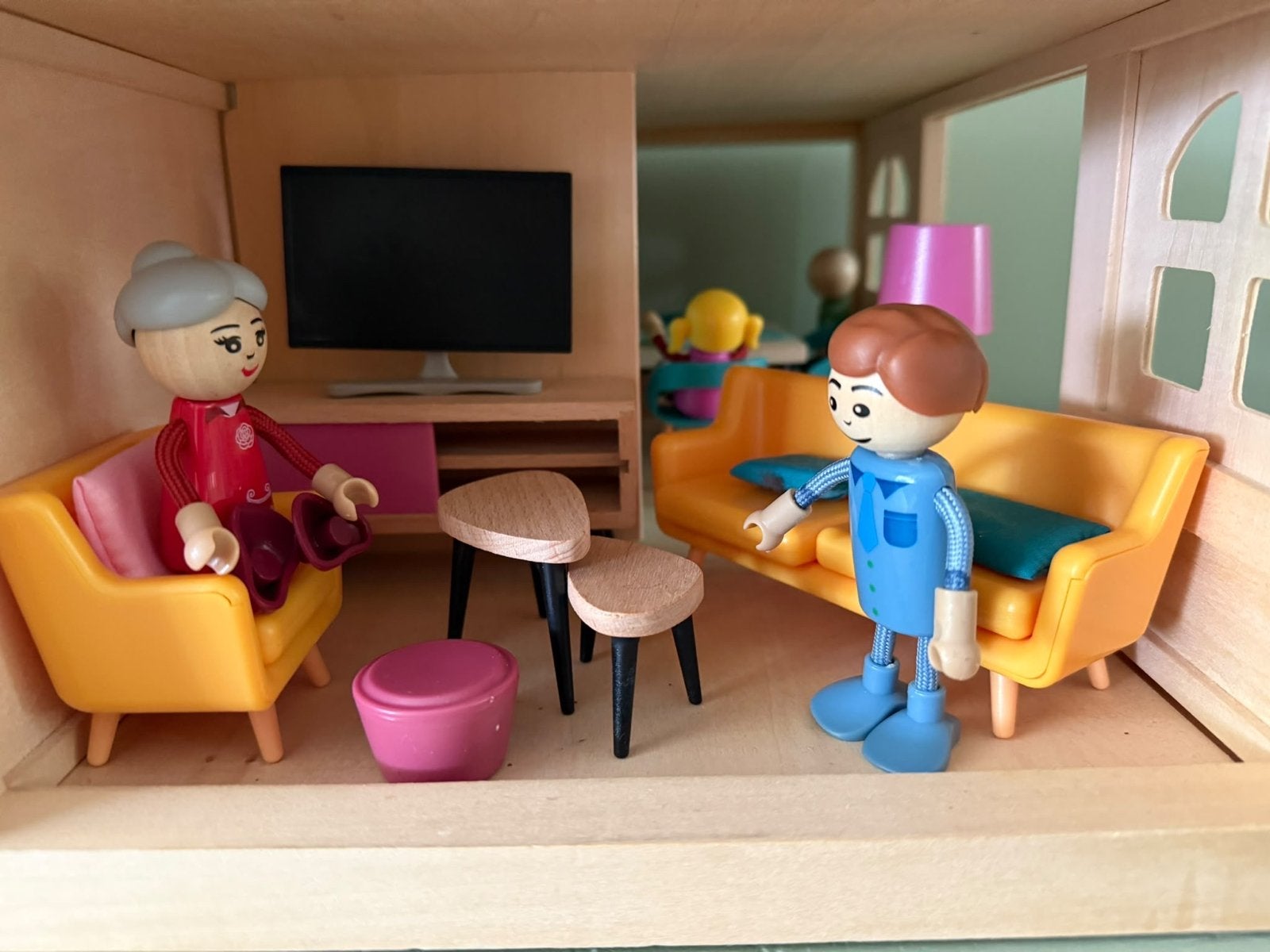 Houten poppenhuis met meubels en poppen, Ophalen, Zo goed als nieuw, Poppenhuis