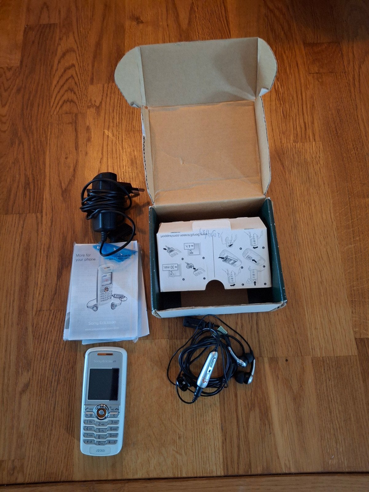 Sony Ericsson J230i met accessoires en doos, Gebruikt, Geen camera, Ophalen of Verzenden, Klassiek of Candybar