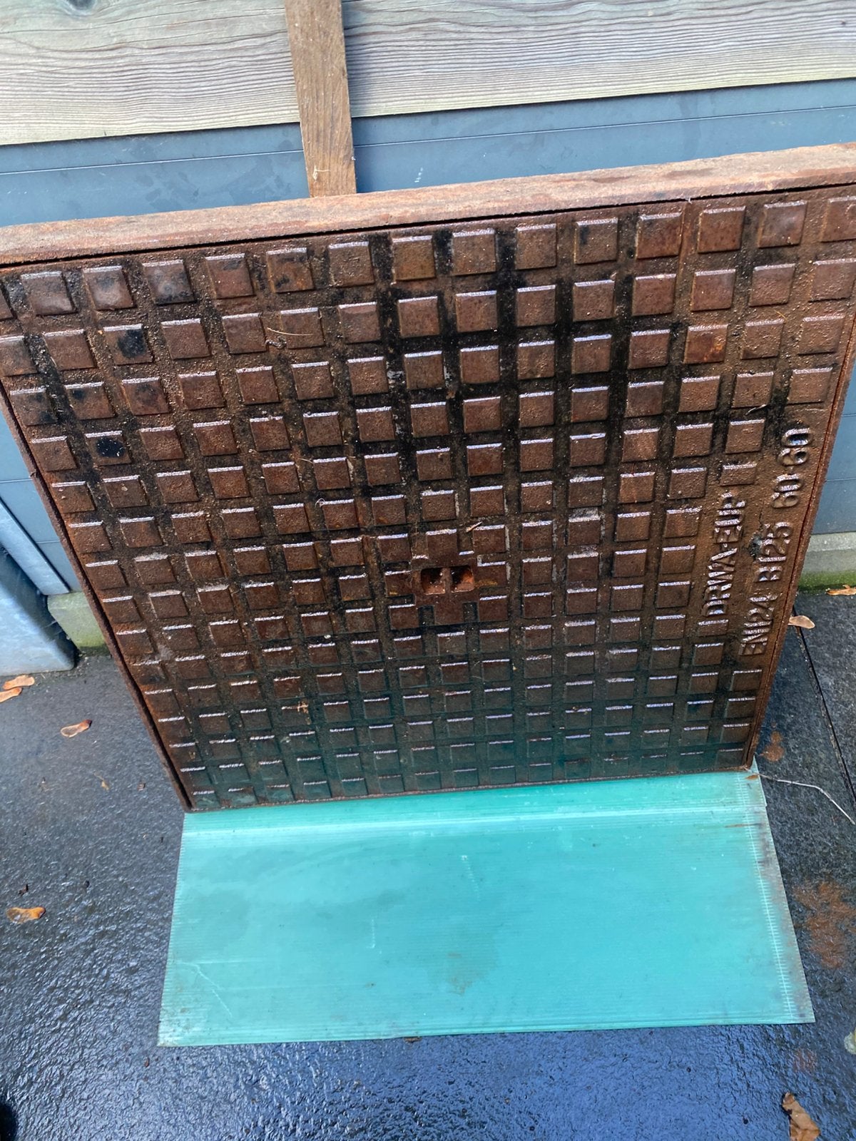 Gietijzeren putdeksel 60x60cm met inlegrand 5cm hoog, Ophalen, Zo goed als nieuw