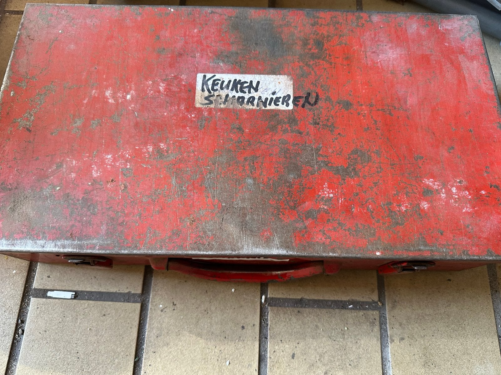 Grote partij keukenscharnieren en beslag in metalen koffer, Ophalen, Gebruikt