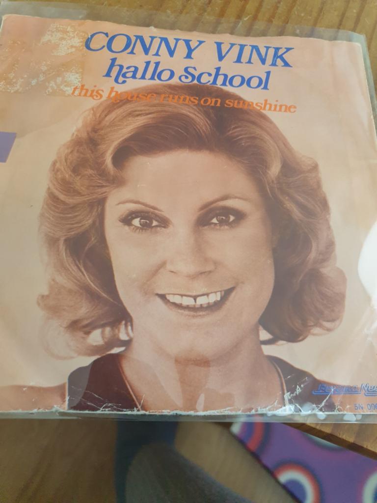 Conny Vink - Hallo School / This House Runs On Sunshine Sing, Cd's en Dvd's, Gebruikt, Fotohoes, 7 inch, Single