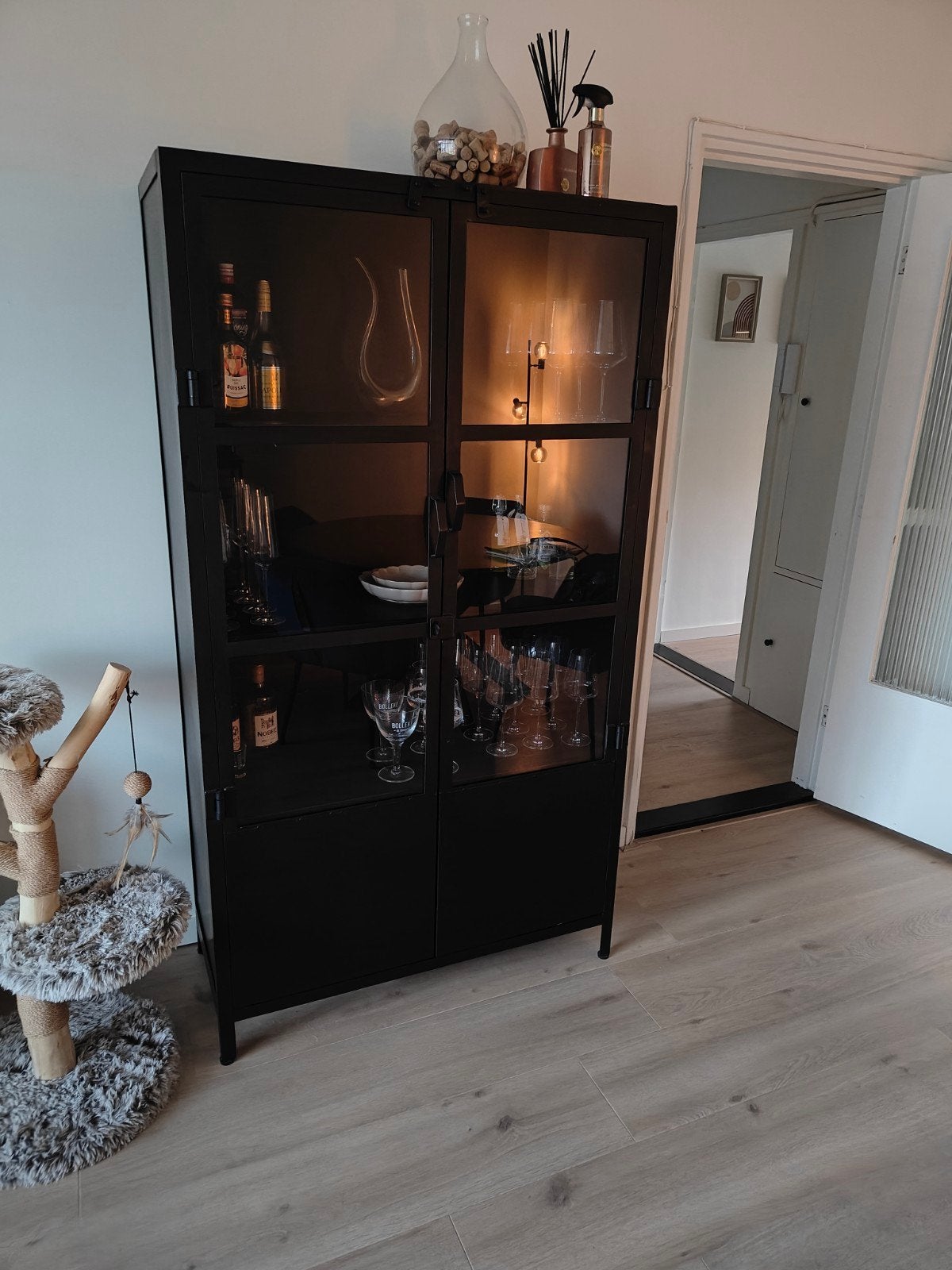 Zwarte vitrinekast met glazen deuren en planken, Huis en Inrichting, Kasten | Vitrinekasten, Ophalen, Met deur(en), Industrieel, Modern