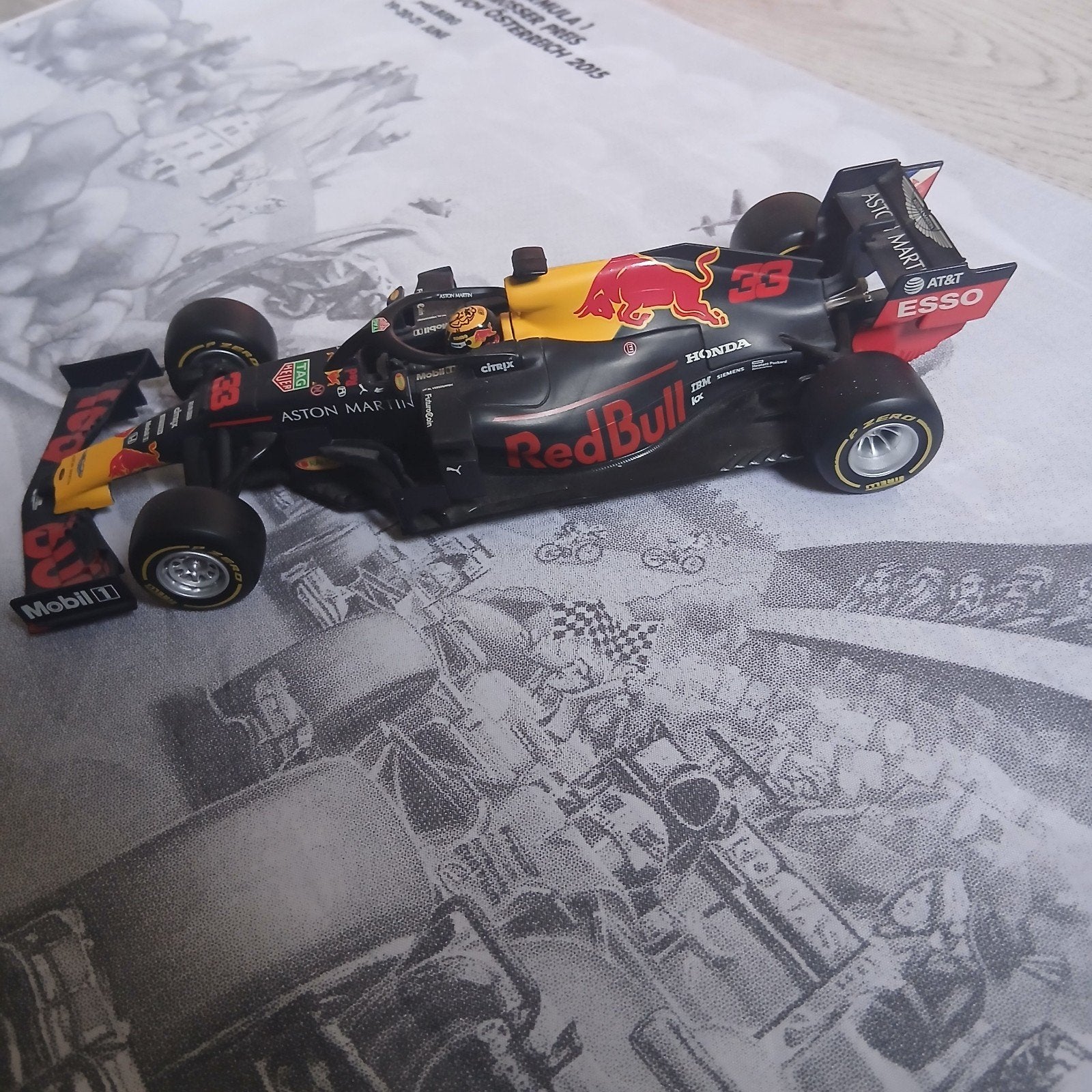Bburago Aston Martin Red Bull Racing RB15 Max Verstappen, Hobby en Vrije tijd, Modelauto's | 1:24, Ophalen, Zo goed als nieuw