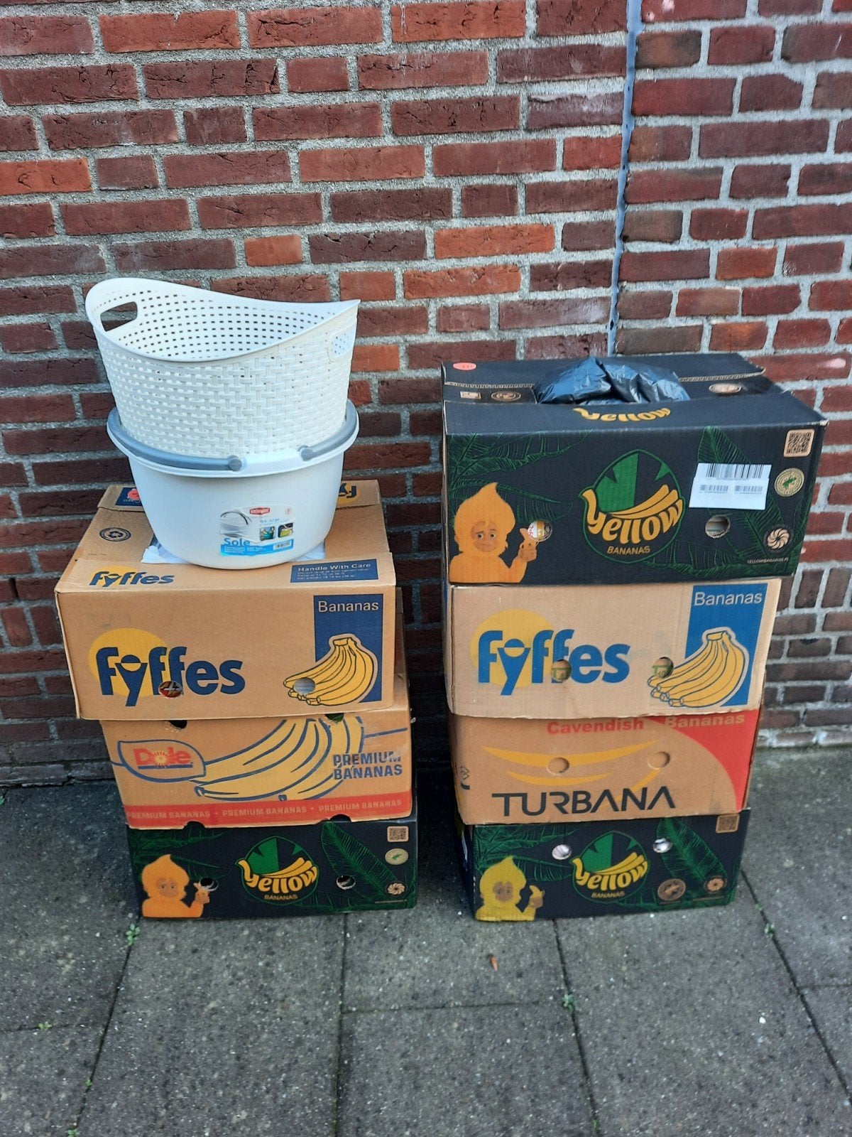 7 dozen met rommelmarkt spullen, Ophalen