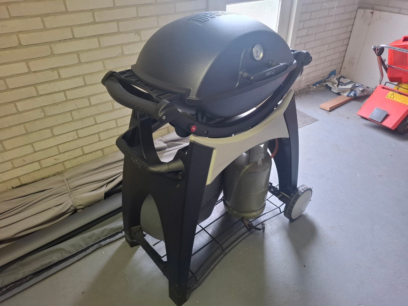 Weber Q200 Gasbarbecue met onderstel, gasfles en hoes, Tuin en Terras, Gasbarbecues, Ophalen, Gebruikt, Weber