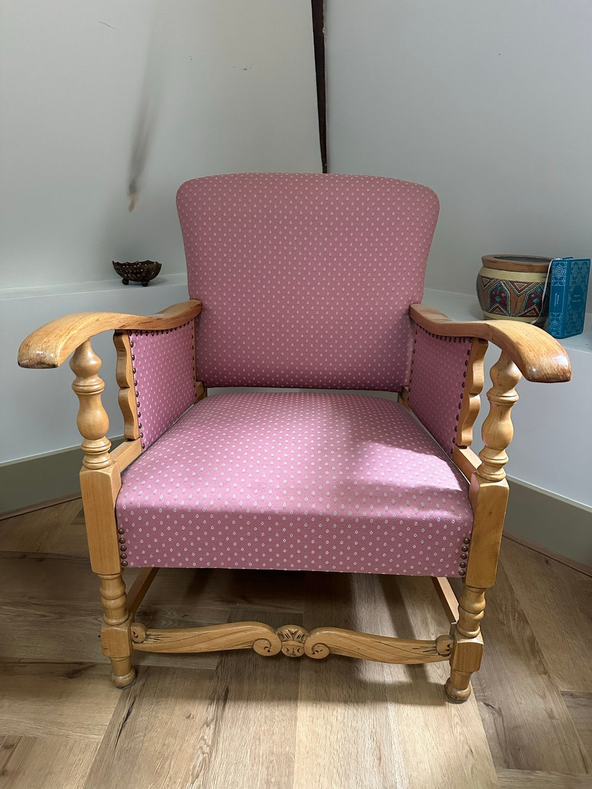 Vintage fauteuil met roze bekleding en houten frame, Antiek en Kunst, Ophalen