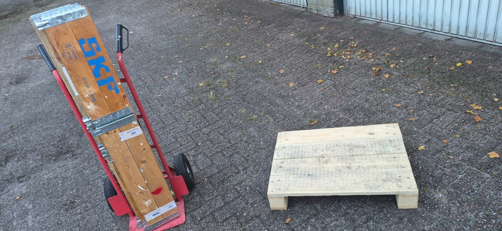 Mooie nieuwe SKF pallet met opbouwranden en deksel 80x60, Ophalen, 40 tot 60 cm, Bak of Kist, 75 tot 100 cm
