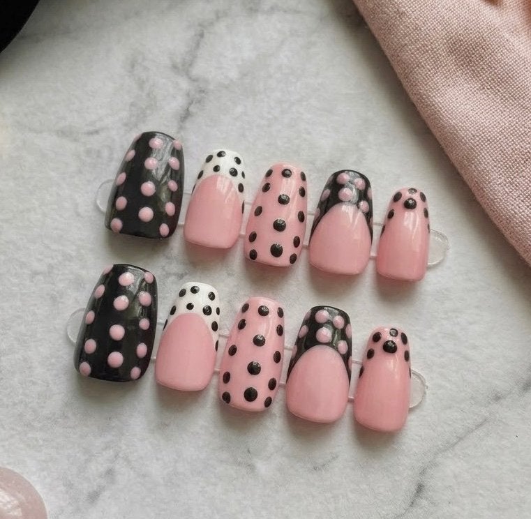 Roze en Zwarte Nepnagels met Stippen - Set van 10, Nieuw, Ophalen of Verzenden, Toebehoren, Handen en Nagels