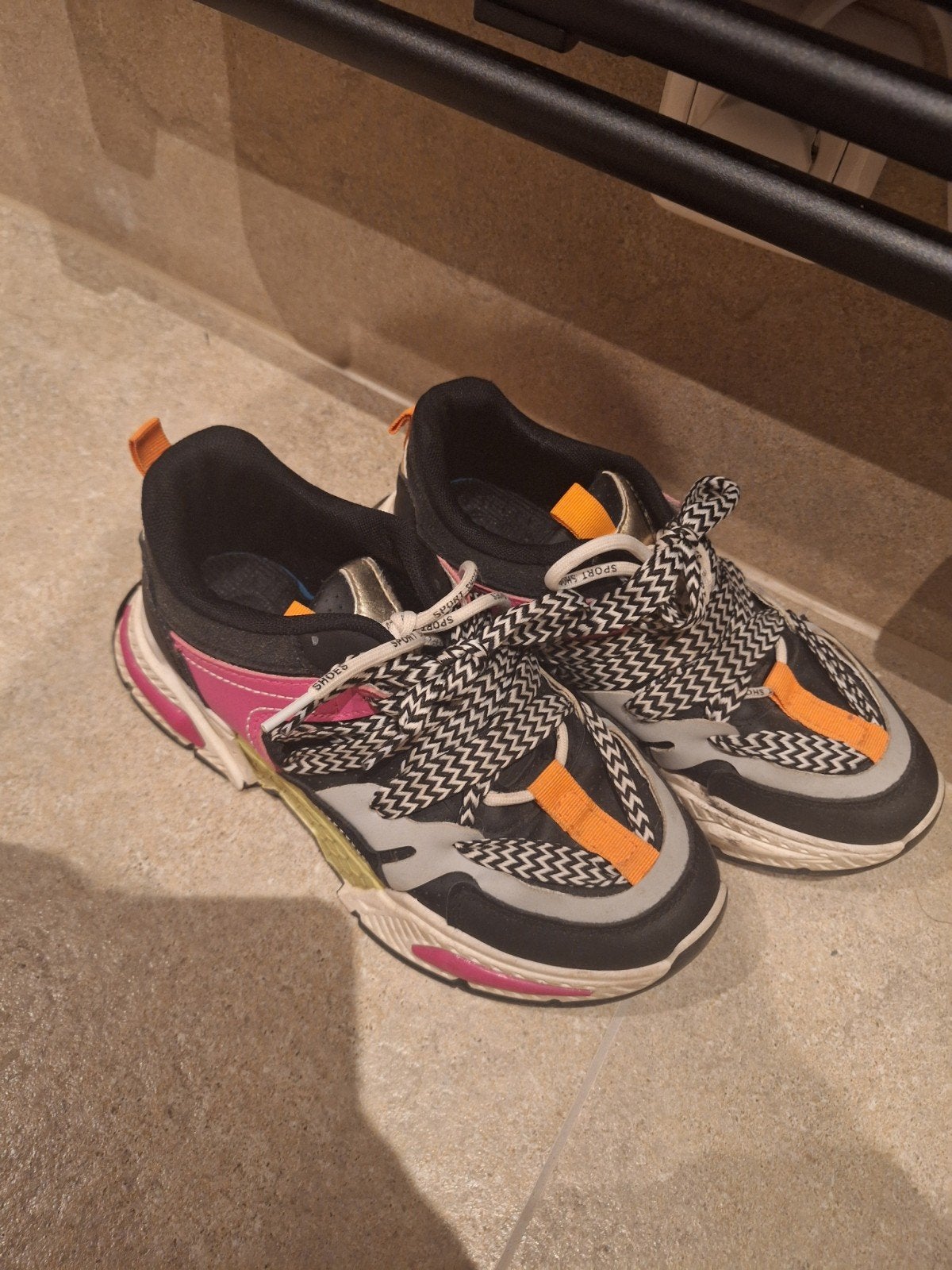 Kleurrijke sneakers - dubbele veters | Damesschoenen maat 39, Kleding | Dames, Schoenen, Ophalen of Verzenden, Zo goed als nieuw