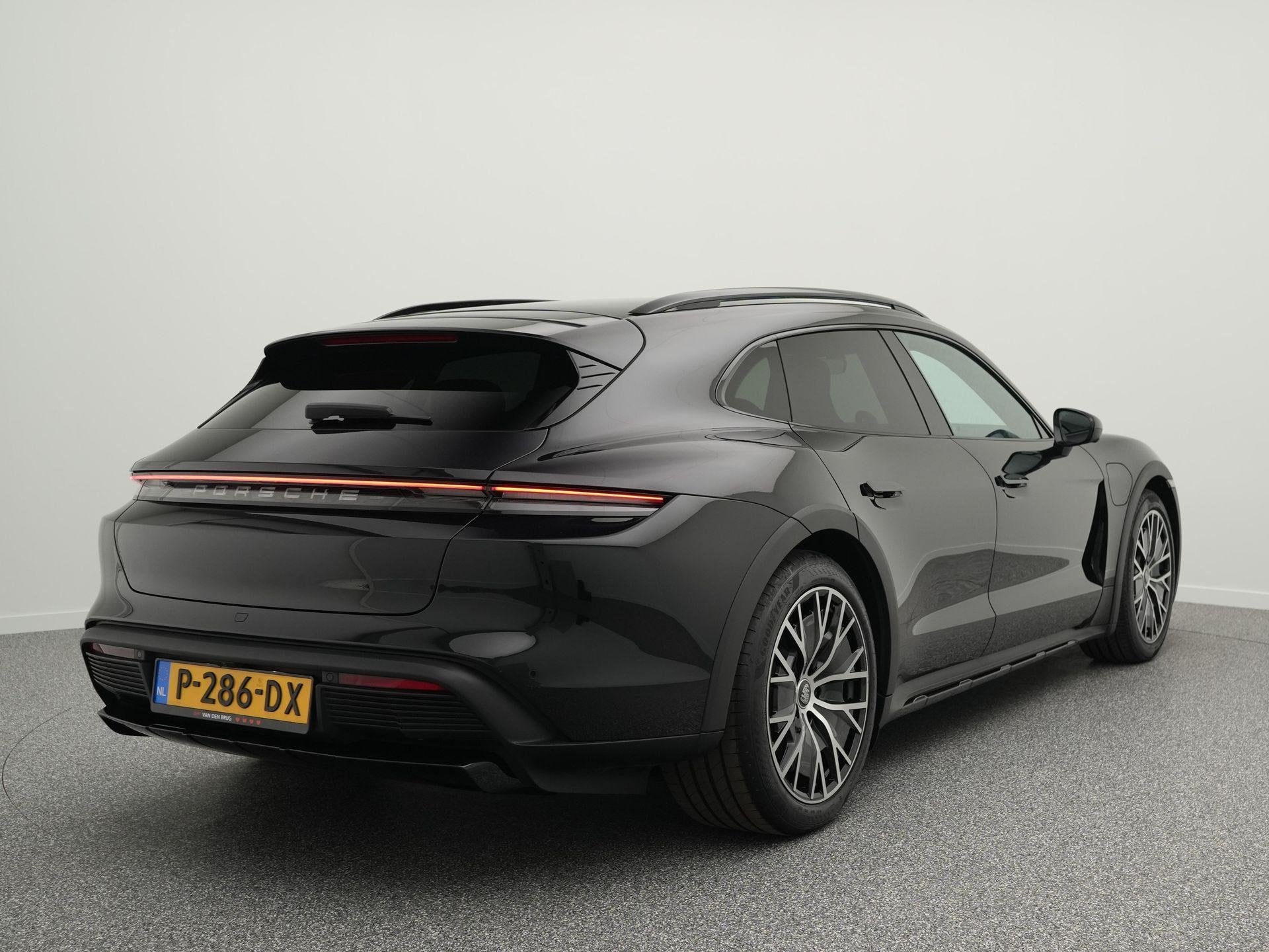 Porsche Taycan Cross Turismo 4 93 kWh 381pk | Panoramadak |, Automaat, Zwart, 110 €/maand, Vierwielaandrijving