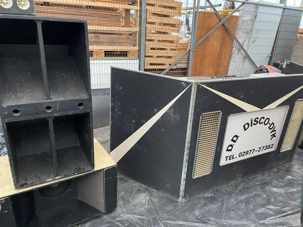 Drive in disco meubel en speakers, Dj