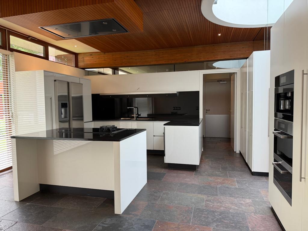 Luxe witte keuken met granieten blad en apparatuur, Huis en Inrichting, Keuken | Complete keukens, Ophalen, Gebruikt, U-keuken
