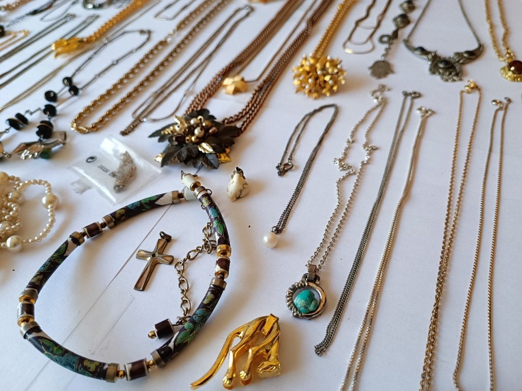 Ca 50 halskettingen sieraden | Vintage Verzameling, Overige materialen, Gebruikt, Overige kleuren, Ophalen of Verzenden