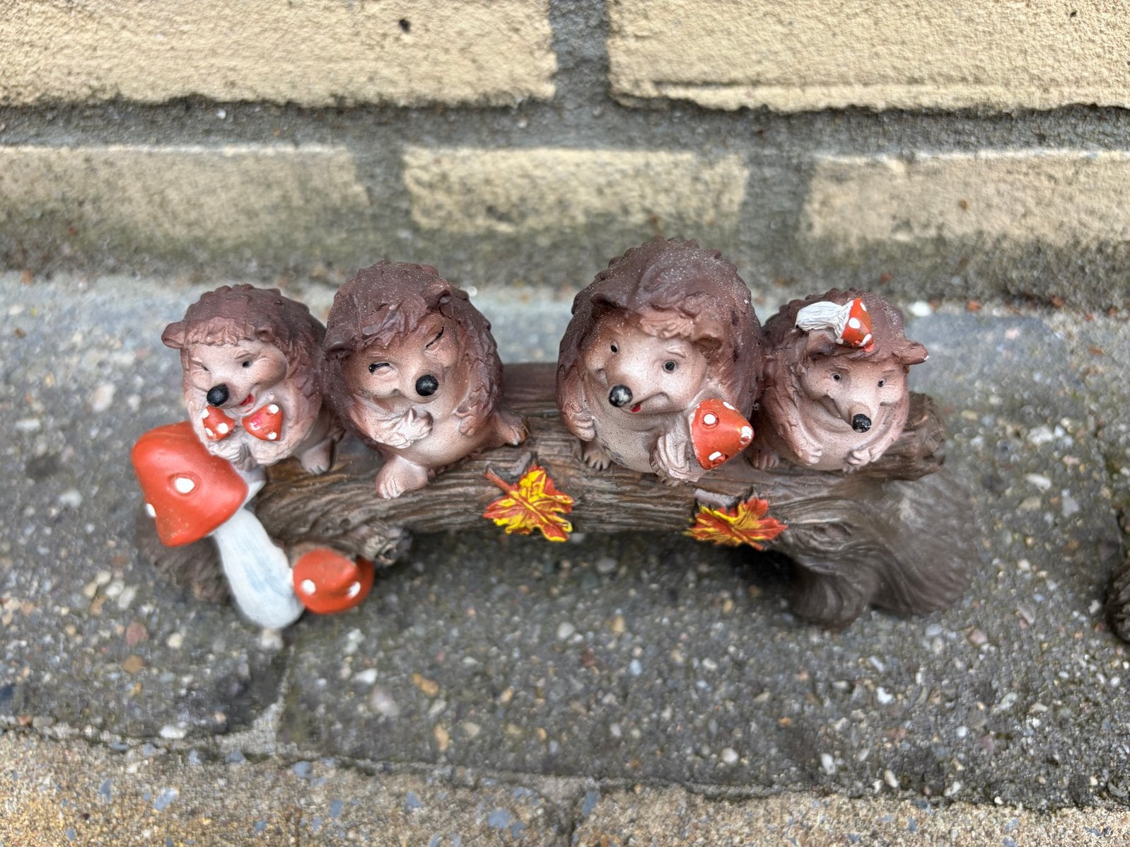 Leuke egel familie op boomstam decoratie, Tuin en Terras, Tuinbeelden, Ophalen, Zo goed als nieuw, Overige materialen, Dierenbeeld