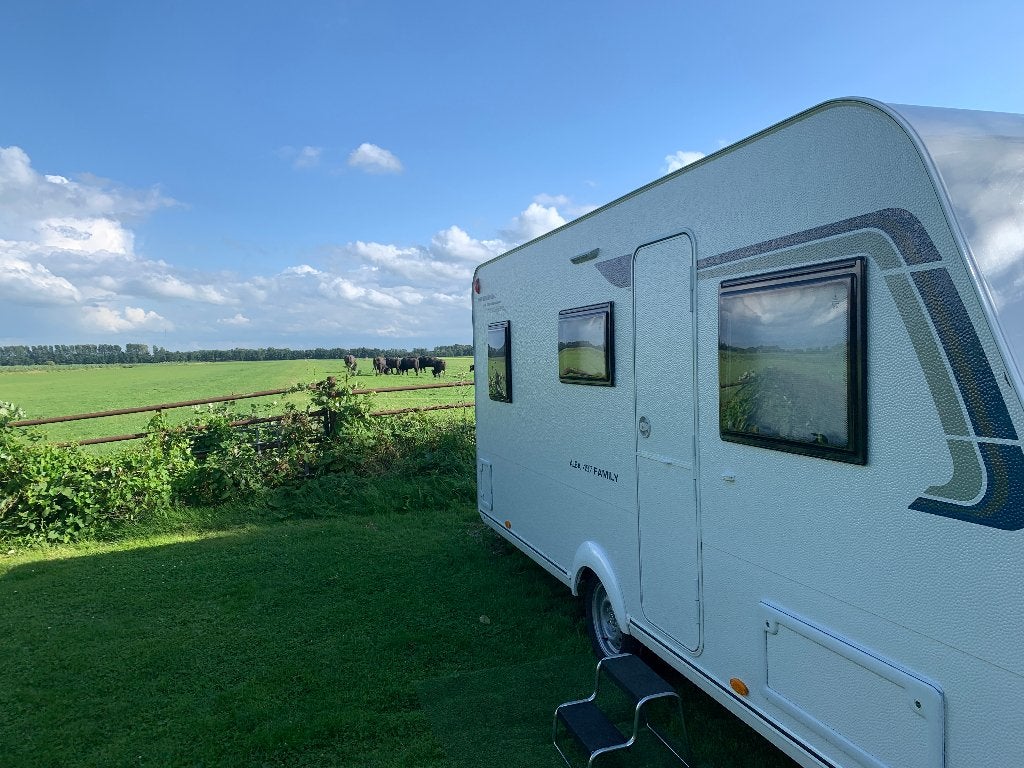Zeer nette Caravelair 497 (2020) met 3-persoons stapelbed, Caravans en Kamperen, Caravans, Dwarsbed, Treinzit, Particulier, Luifel