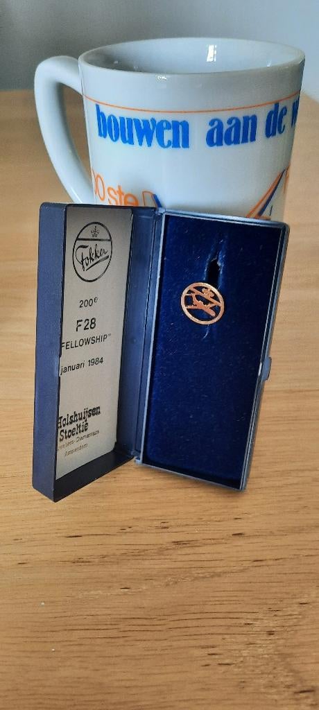 GOUDEN FOKKER SPELD en BEKER, Verzamelen, Speldjes, Pins en Buttons, Nieuw, Speldje of Pin, Merk, Ophalen
