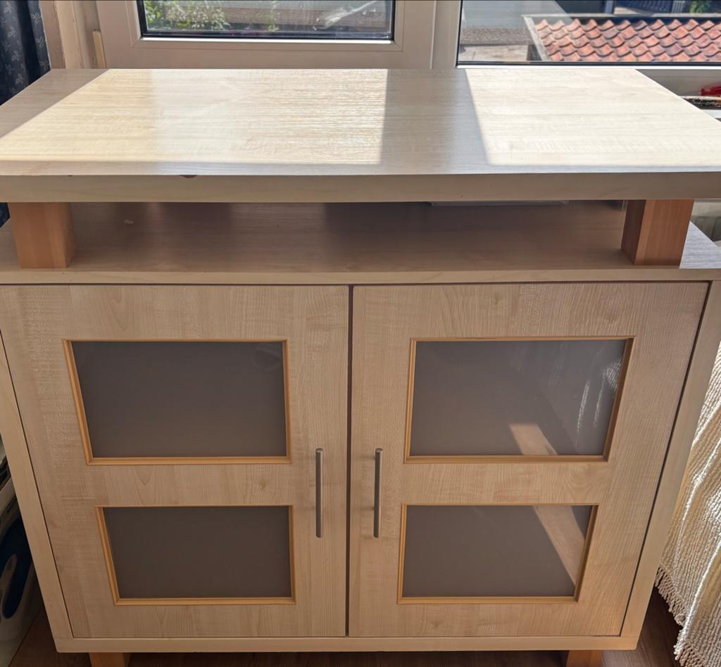 Licht houten kastje met  deurtjes, Ophalen, Gebruikt