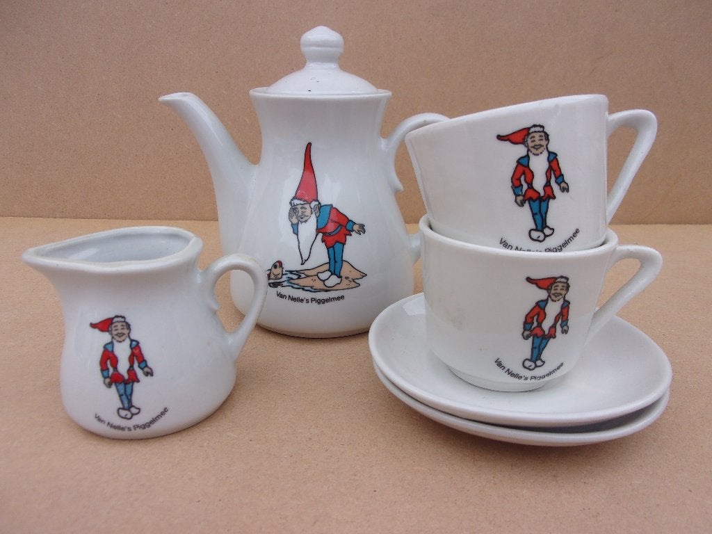 THEE SERVIES  van NELLE PIGGELMEE, Ophalen of Verzenden, Zo goed als nieuw