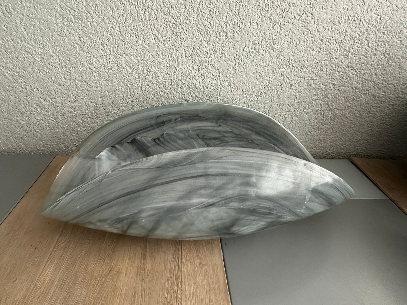 Decoratieve glazen schaal met marmerlook, Antiek en Kunst, Antiek | Vazen, Ophalen of Verzenden