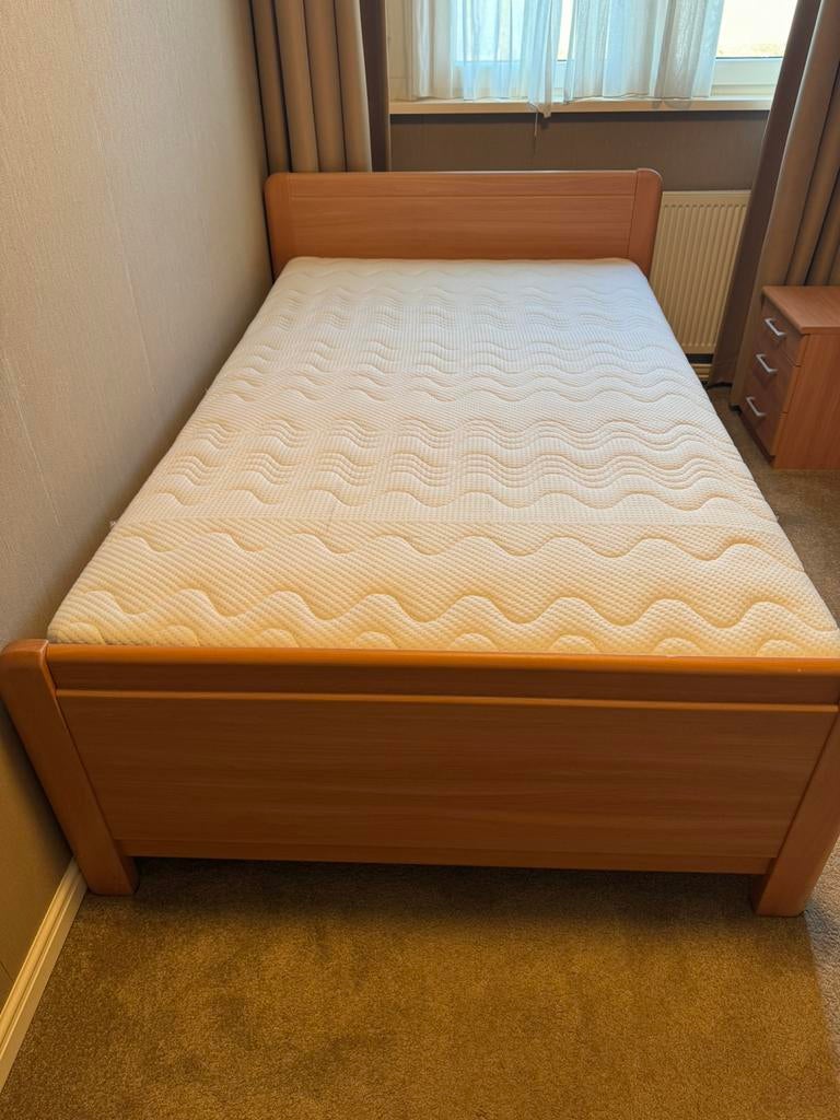 Bed 120*200 + matras + nachtkastje – €150 – Direct ophalen, Ophalen of Verzenden, Zo goed als nieuw, Eenpersoons