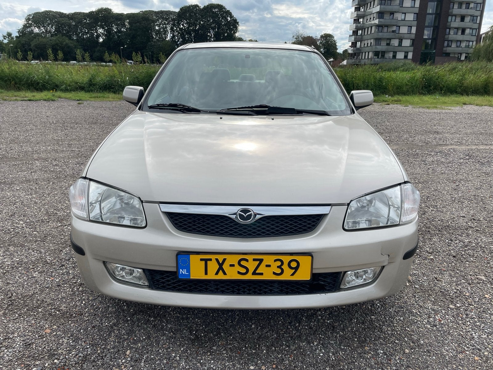 Mazda 323 1.5 SDN  GLX 1998 Beige, 4 cilinders, Beige, Origineel Nederlands, 1200 kg