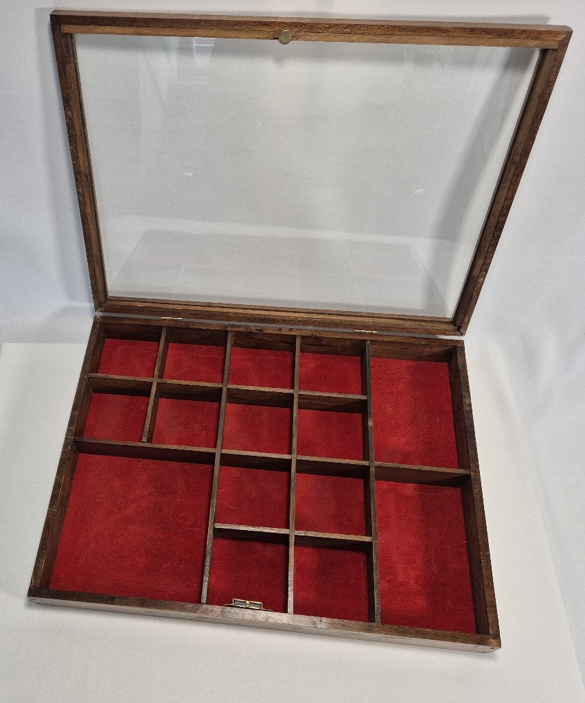 Antiek vitrinekastje met rode bekleding en fraai hout, Huis en Inrichting, Minder dan 50 cm, Gebruikt, Ophalen of Verzenden, Minder dan 25 cm