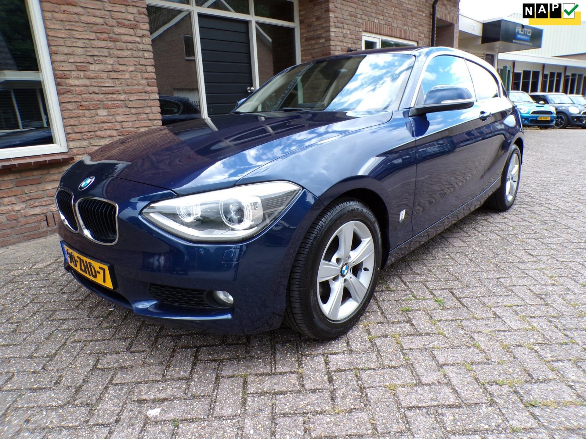 BMW 1-serie 116i Upgrade Edition Automaat / Leder / Navi, Auto's, BMW, Euro 5, Beige, 4 cilinders, Blauw