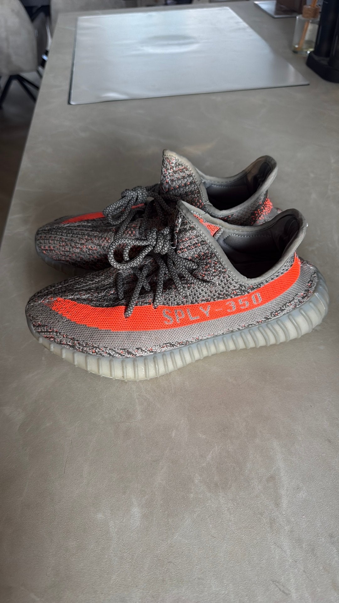 Yeezy v2 Beluga / seeple gray / solar red 42 2/3, Ophalen, Zo goed als nieuw, Overige kleuren, Sneakers of Gympen