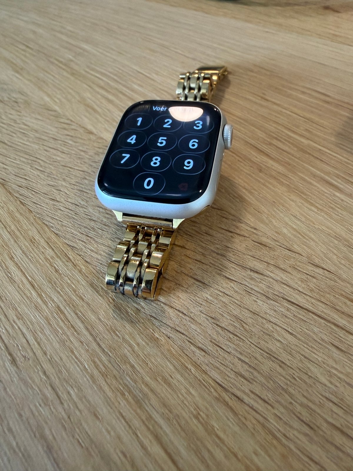Apple Watch Series 9 met gouden band + beige band, Sieraden, Tassen en Uiterlijk, Smartwatches, IOS, Ophalen of Verzenden, Zo goed als nieuw
