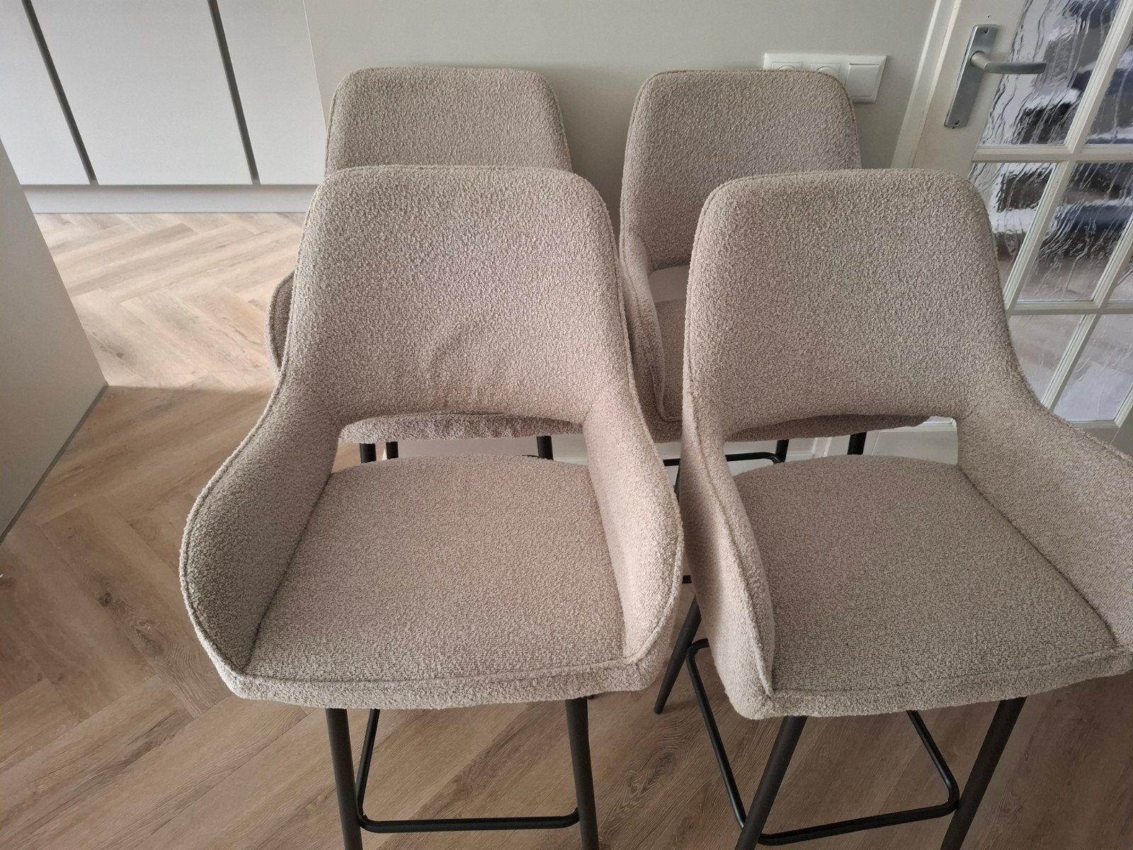 Foto 2 van Set van 4 beige barkrukken