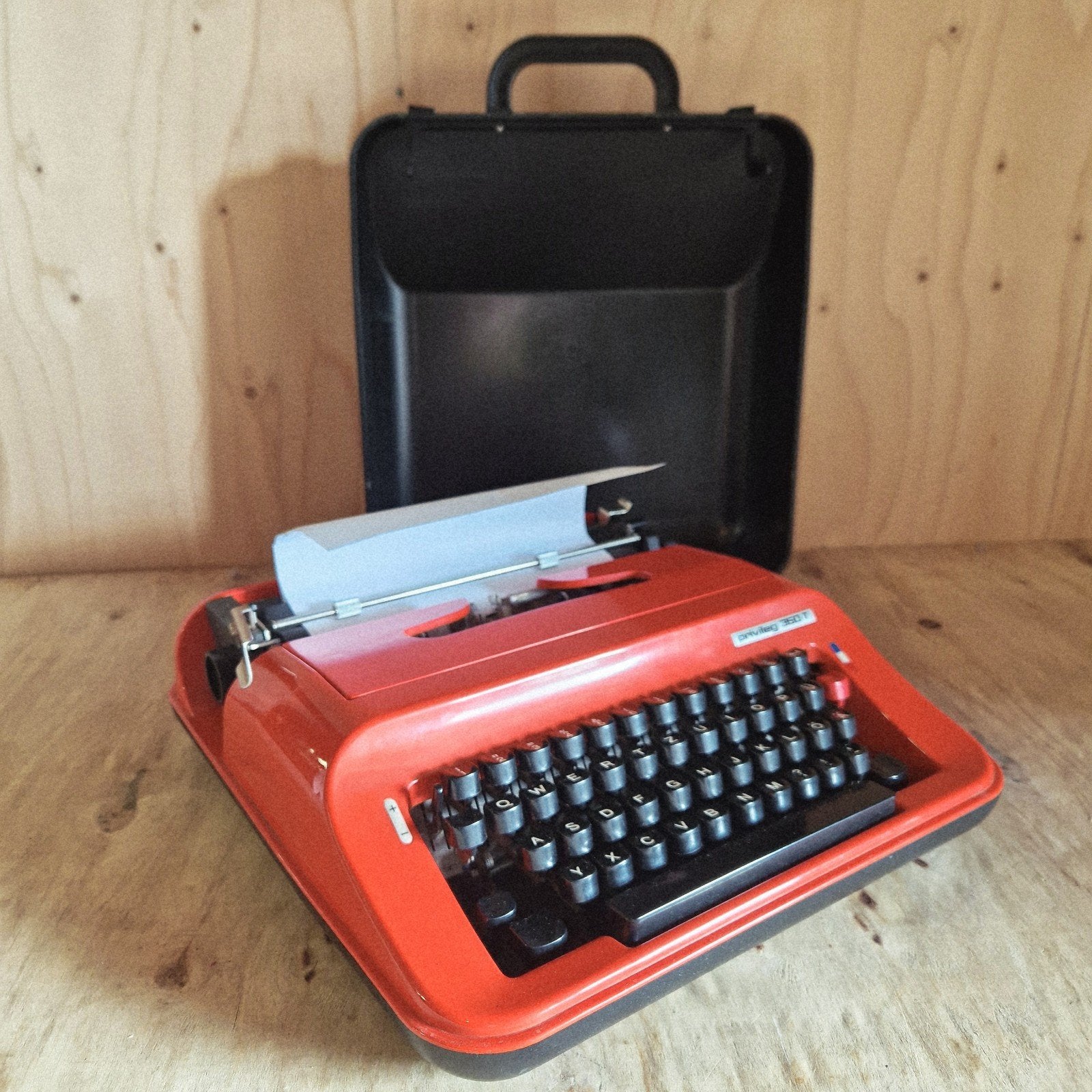 Vintage oranje typemachine uit de jaren 70, Kolibrivintagehal@gmail.com, Gebruikt, Aaldertgeertsstraat 43 Olst, Kolibri vintage