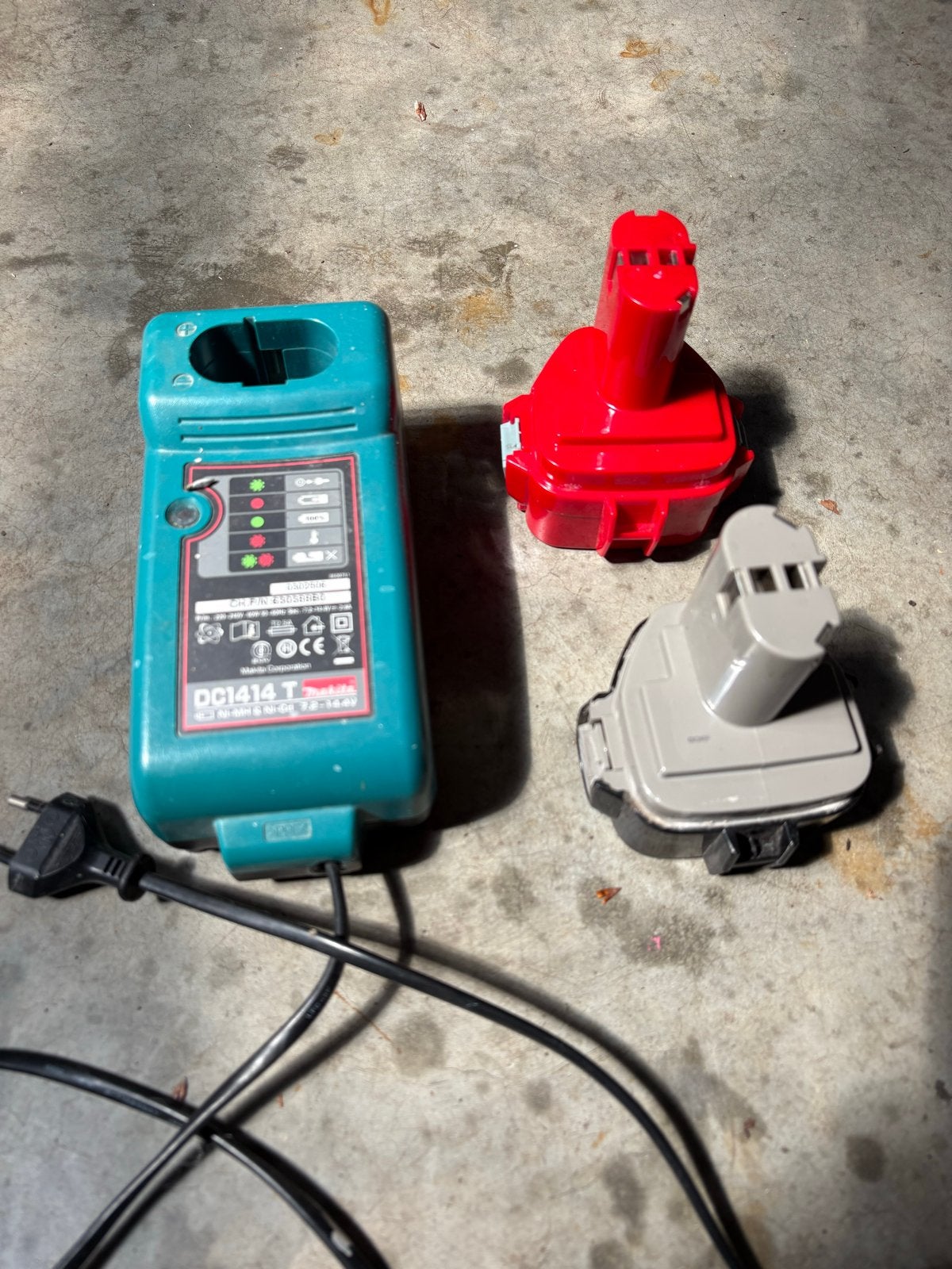 Makita DC1414 T Oplader met 2 Accu's, Doe-het-zelf en Verbouw, Gereedschap | Boormachines, Gebruikt, Overige typen, Ophalen of Verzenden