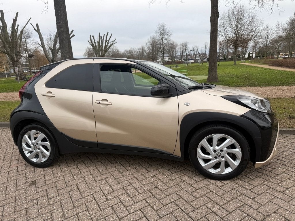 Toyota Aygo X 1.0 VVT-i MT Pulse (bj 2023), Auto's, Stof, Gebruikt, Bruin, 4 stoelen