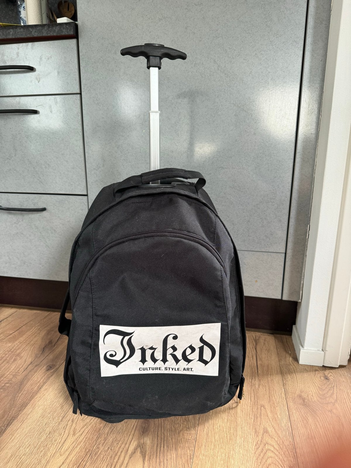 Inked magazine Trolley Rugzak - Zwart, met wieltjes, 25 tot 40 cm, Zo goed als nieuw, 30 tot 45 cm, Ophalen