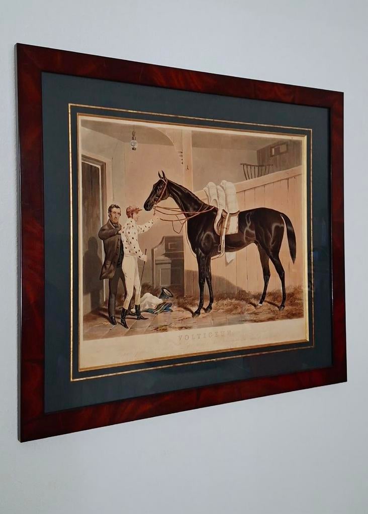 BRITSE PAARDENSPORTKUNST RACE PAARD IN STALSETTING 73X65.5CM, Antiek en Kunst, Ophalen